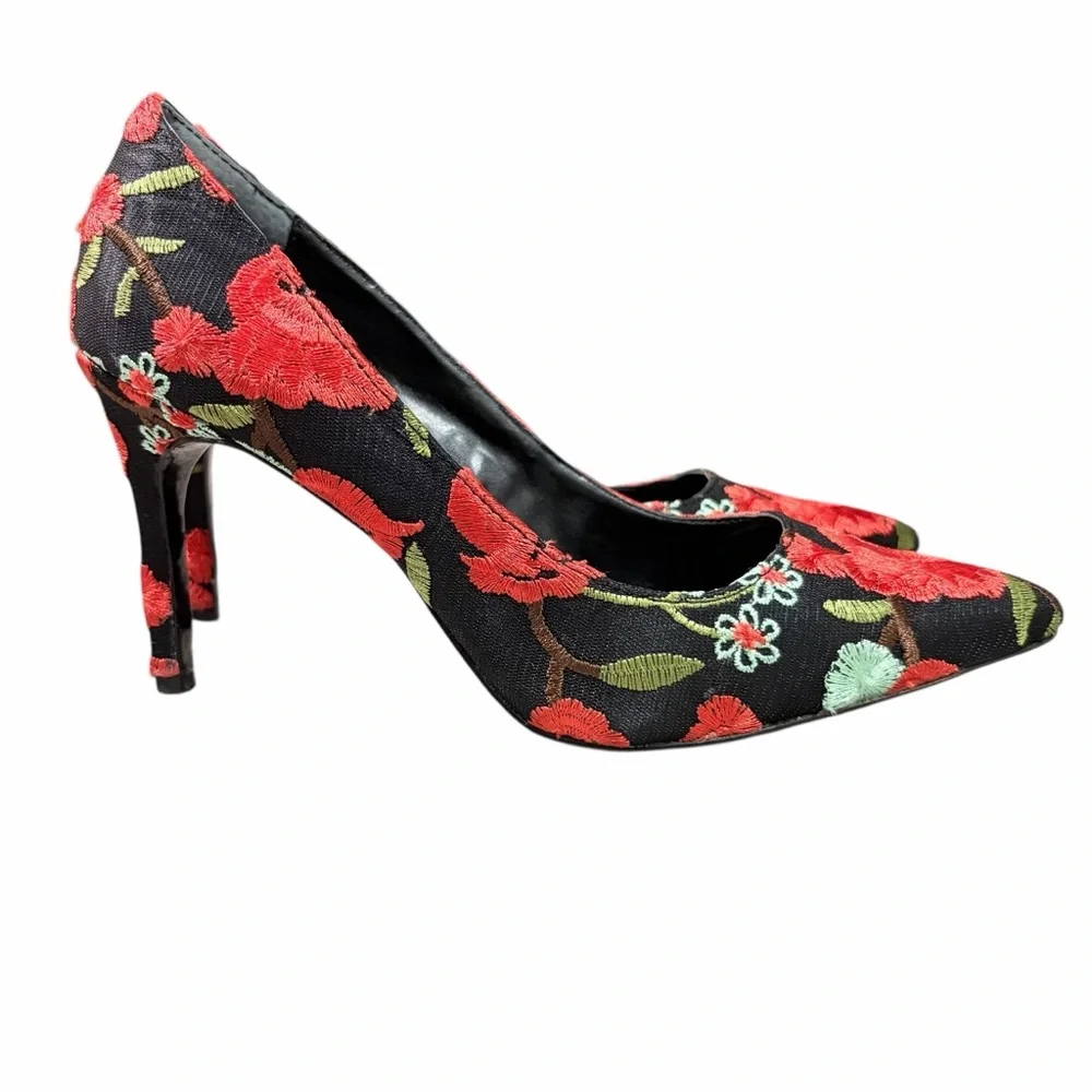 CHARLES DAVID RED FLORAL EMBROIDERED POINTED TOE HEELS SIZE 9 - Picture 10 of 15